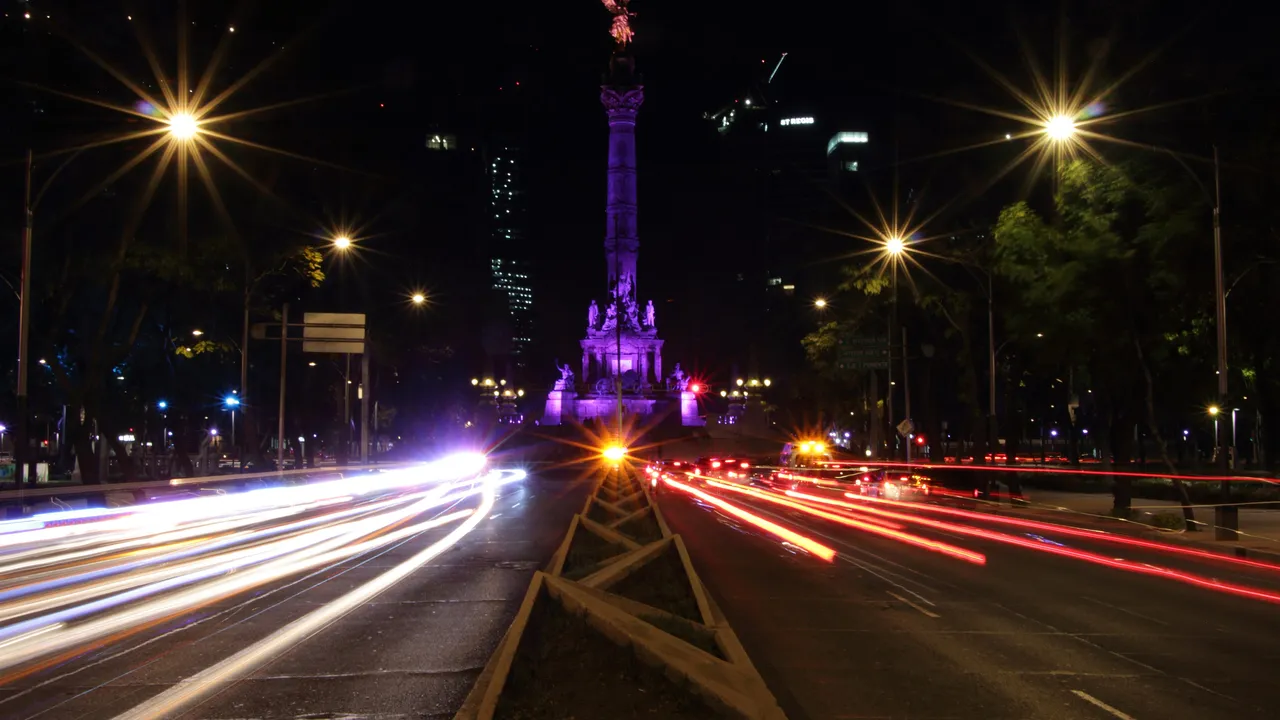 Paseo de la Reforma de noche, con el Ángel de la Independencia