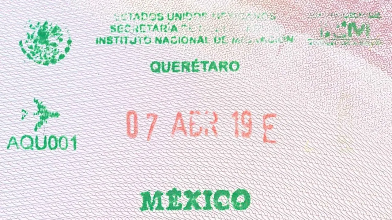 Sello de entrada a México del Instituto Nacional de Migración en un pasaporte