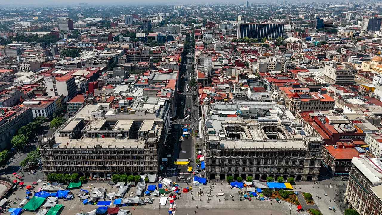 Avenida 20 de Noviembre vista desde el Zócalo de la Ciudad de México